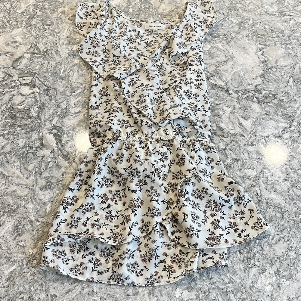 Max studio sleeveless blouse with flower detailing size L bow in back